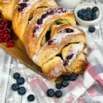 Osterzopf mit Heidelbeeren