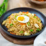 Chinesisch gebratene Nudeln mit Ei und Gemüse